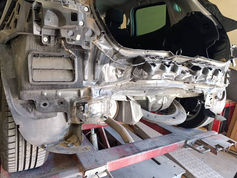 Passage au marbre d'une Renault Clio IV suite à un gros choc arrière avec contrôle de l'expert référant du dossier à Martigues