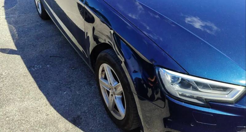 Remplacement complet d'une aile et peinture d'origine constructeur sur une Audi A3 après un accident avant à Martigues