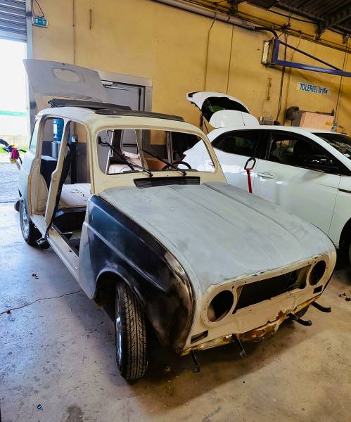Restauration complète d'une Renault 4L chez Action Auto à Martigues