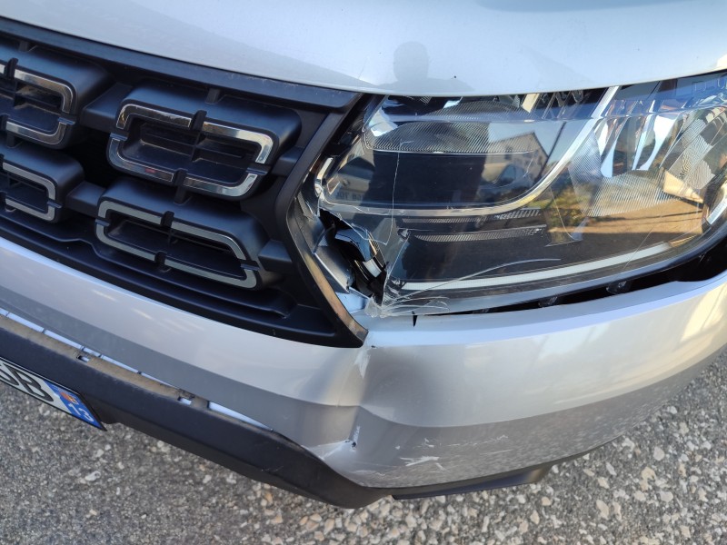 Véhicule Dacia Duster avant démontage et remplacement de phares avant