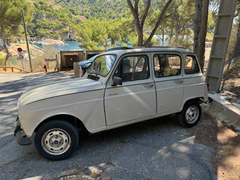 Restauration complète d'une Renault 4L chez Action Auto à Martigues