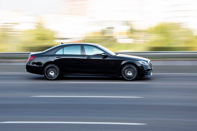 Passage au marbre et redressage du châssis d’une Mercedes Classe C après un choc latéral à Saint-Mitre-les-Remparts